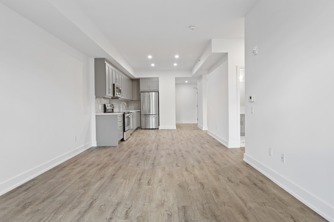 gallery-02 brown-wooden-parquet-floor-and-white-wall-aetexyqksuk